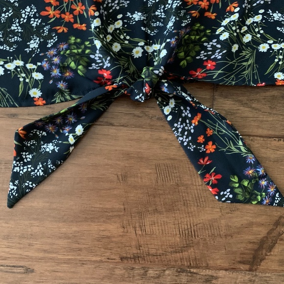 Como Vintage Black Floral Short Sleeve V-Neck Front Tie Top Blouse Dressy Casual - Picture 8 of 12